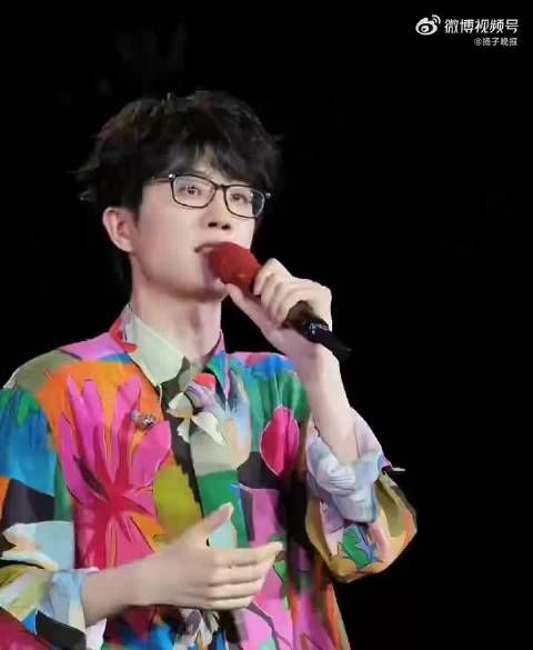 许嵩演唱会名场面新鲜出炉，粉丝现场起哄，许嵩幽默回复笑翻全场