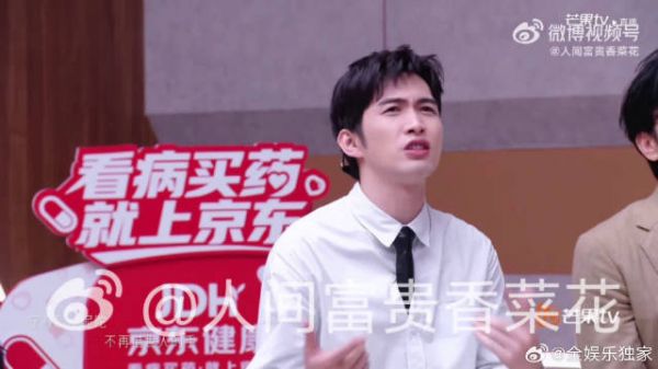 王啸坤往人群里面一站，体型对比一下子就出来了，画面喜剧效果直接拉满
