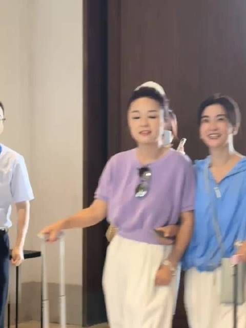 李晟与Lisa榕手挽手合体，引爱五重聚猜测