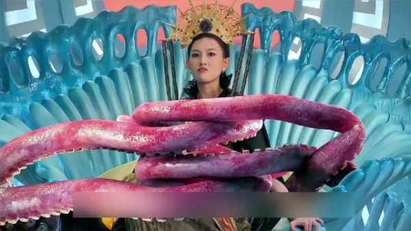 蛇姬苦心筹谋百年终于拿下东海，谁知登基时却被椅子上的触手缠住