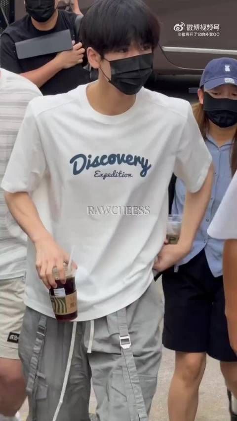 张凌赫今日上班路透，顺毛白T好乖啊！