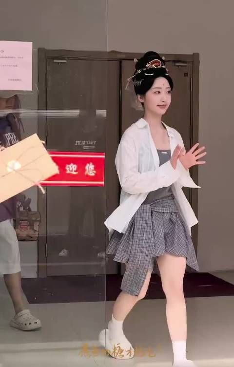 邓恩熙今日《恰逢春》出妆路透，怼脸生图状态超级好，一起来看看吧