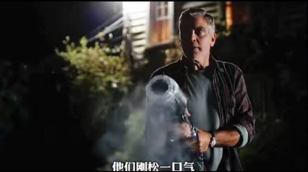 二人藏匿浴缸，屏息直面步步逼近的危险
