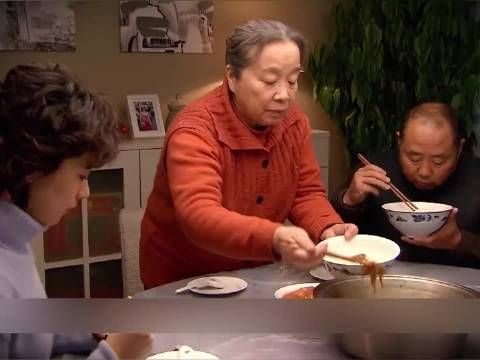 一顿剩菜，照出了婚姻最真实的嘴脸：你在婆家的地位，从来都写在饭桌上