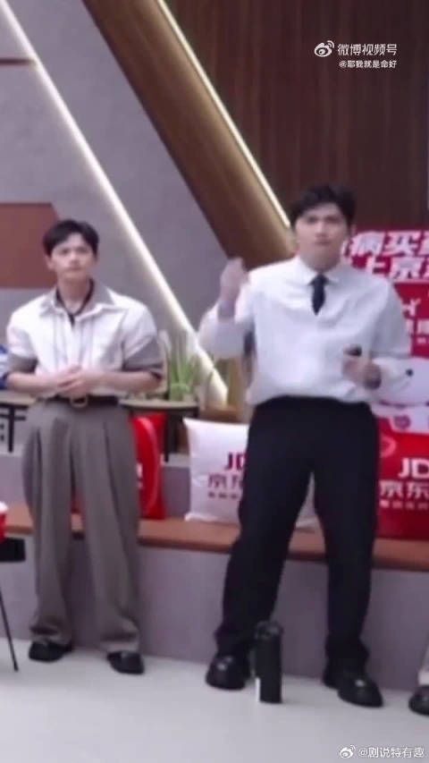 张彬彬完全放开享受音乐,却无意间制造出了十分搞笑的综艺效果