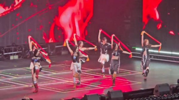 女团唱跳了电影《功夫女足》的插曲，前面声音一响整个人都燃起来了