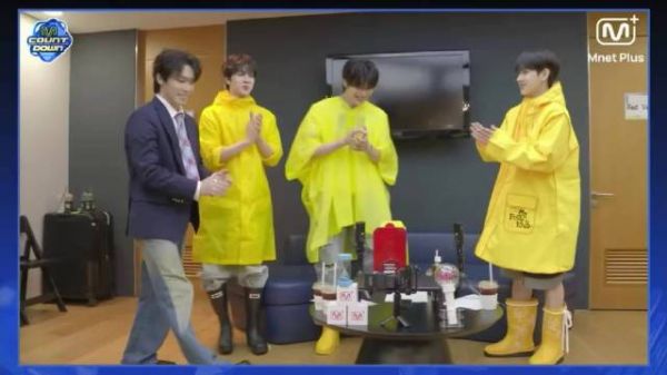 260806 李灿Dino丨MCD待机室直播 ⁡ 穿着《没有不痛苦的离别》的打歌服来了