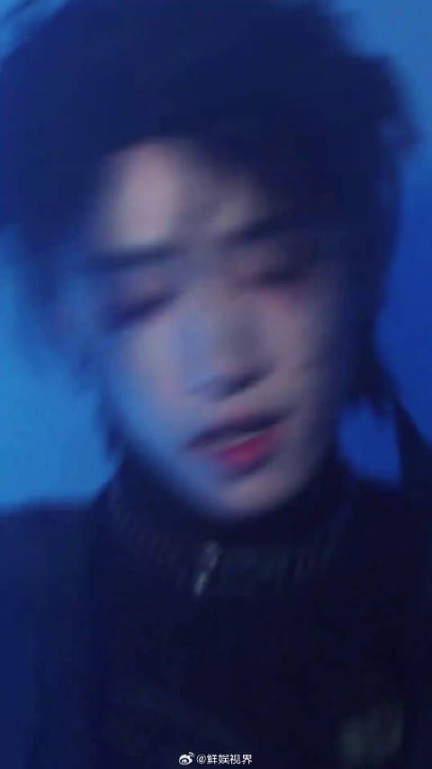 芒果夜严浩翔舞台片段循环无数遍，动作利落干脆，开口瞬间…