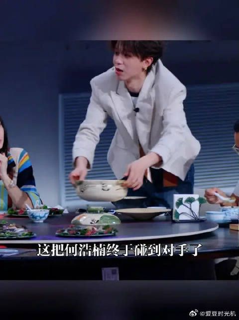 小何终于遇到对手了