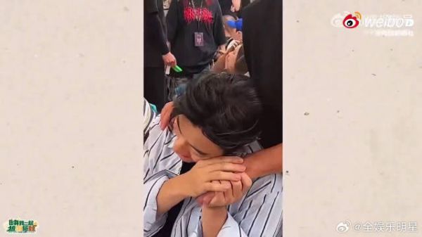 刘畊宏披哥幕后vlog，视频连线家人介绍哥哥