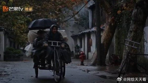 黄玲顺利分到房子! 丈夫出差,一个人冒雨骑车带孩子搬家