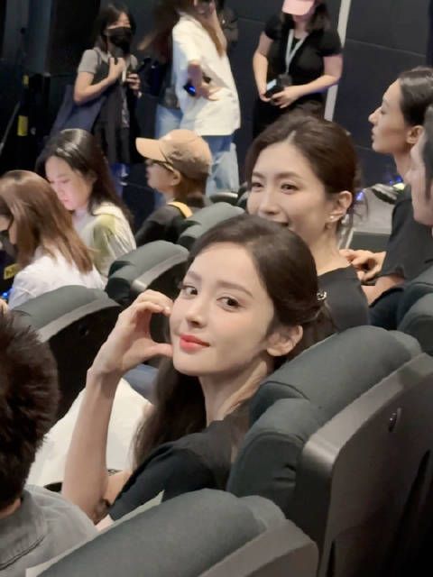 辣酱姐妹@我是娜扎 @江疏影 合体啦 比姐姐的爱心先到的是姐姐的香气