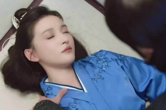 女扮男装的仵作竟是王爷念念不忘的白月光？
