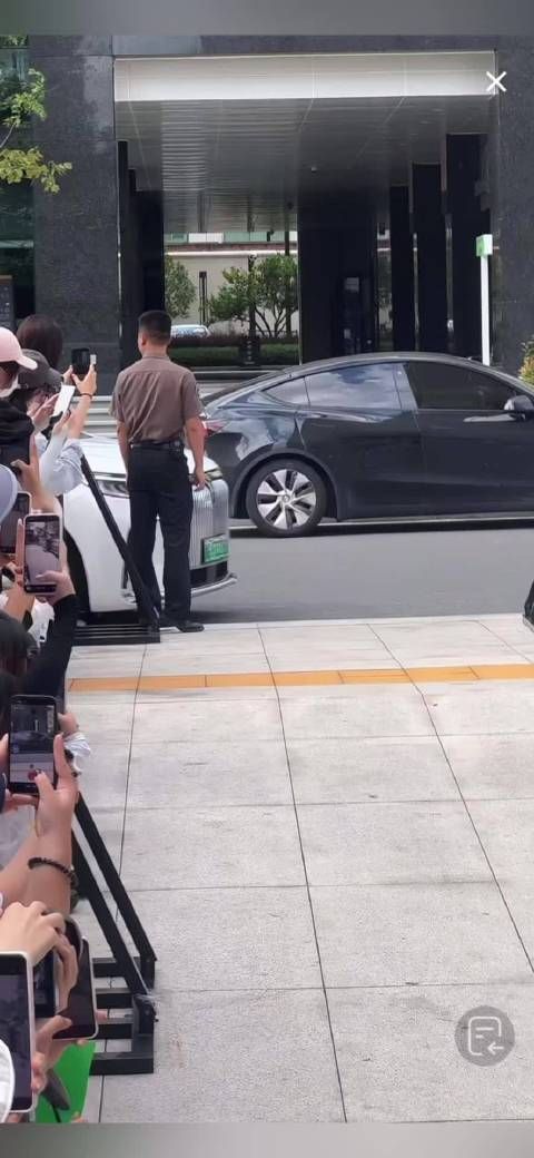 侯明昊今日进装走路带风帅气十足