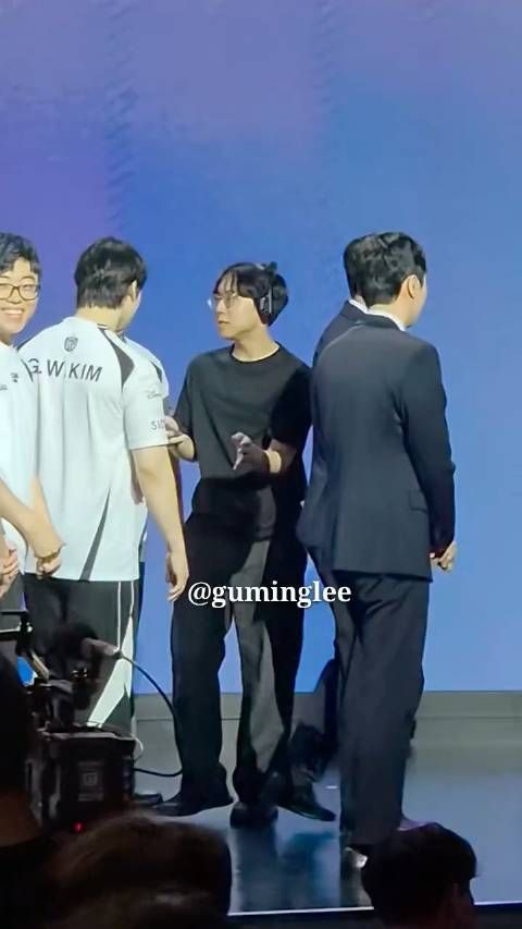 Zeka，Gumayusi和Keria在聊什么这么开心 Cr.Guminglee