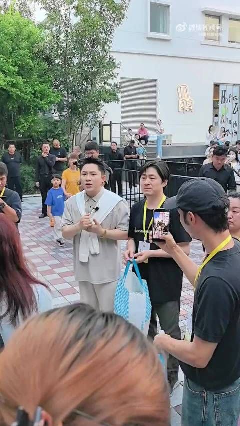 赵丽颖直播因身体紧急原因 遗憾缺席直播活动，身体最重要，早日康复