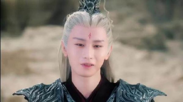 毕竟是统一过六界的尊主，玄夜气场太强了，“父慈子孝”名场面