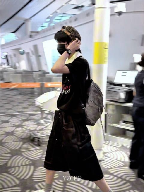 杨博文北京重庆帽子反戴好有个性 这一身私服穿搭好帅！杨博文回重庆了