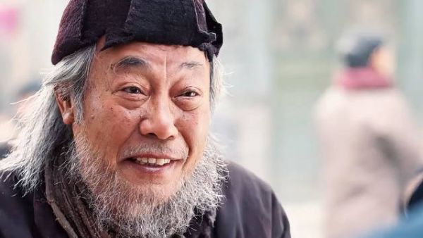 大爷太久没吃肉了，拿起锅里的肉就往嘴里塞