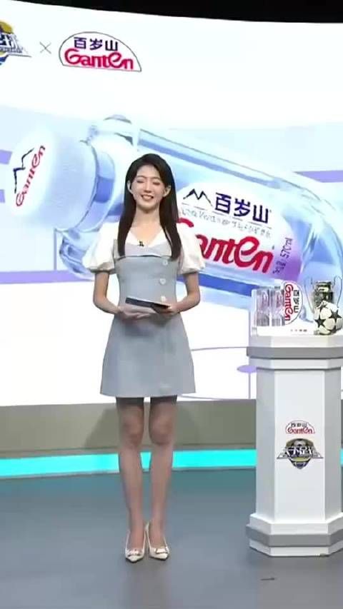清纯!美女主持雪儿独自主持新赛季第一期天足