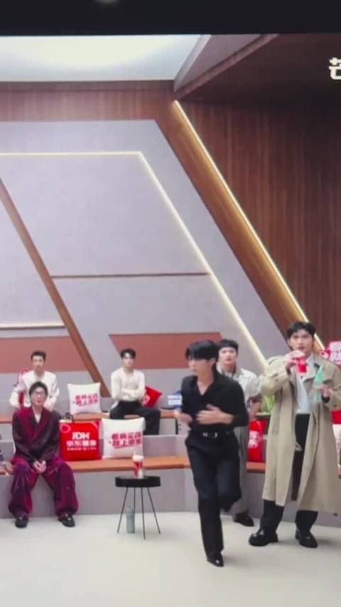 王赫野就这样又又又随地大小跳起来了，完全东北舞王上线