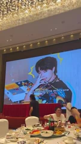 好家伙！法老居然在庆功宴上放了福克斯的新歌！ 这真是活死人所有都在了