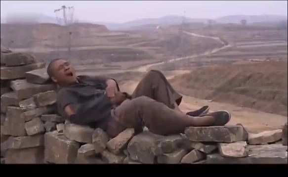 大叔放哨还睡大觉,远处黑压压一片,一看竟全是鬼子