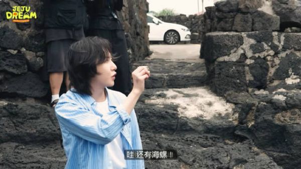 好可愛的仁俊小朋友ㅋㅋㅋ 像第一次去戶外教學的小學生哈哈哈啊哈