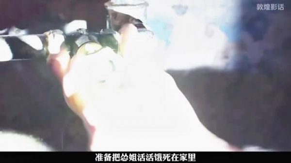 女孩夹带伤照片在作业本，学生发现真相后反锁凶手