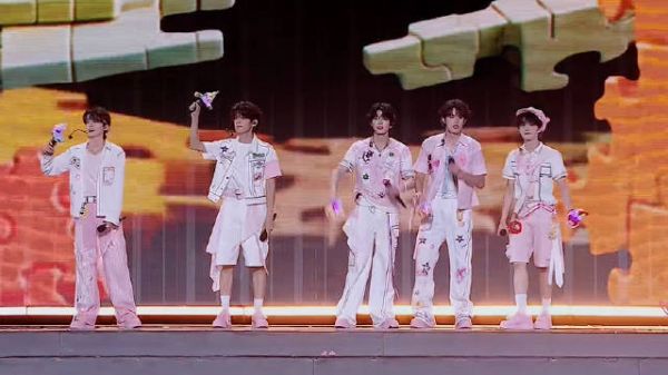 TOP登陆少年合唱《不完美小孩》舞台
