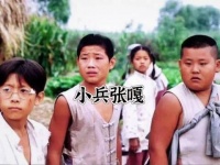 胖墩摔跤偷钥匙，汉奸屁股被写字，这群小兵张嘎太损了！