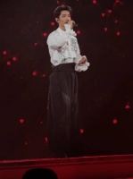 哈哈哈哈哈哈我也好想穿着肖战的官周衣服去参加肖战的演唱会啊！