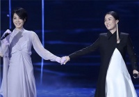 57岁王菲素颜追星那英：天后也逃不过闺蜜情