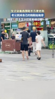 女子穿着高跟鞋不方便走路，老公脱掉自己的拖鞋给她穿