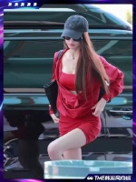 张元英今日机场出发米兰！红色裙子好衬肤色