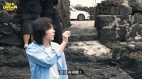 好可愛的仁俊小朋友ㅋㅋㅋ 像第一次去戶外教學的小學生哈哈哈啊哈