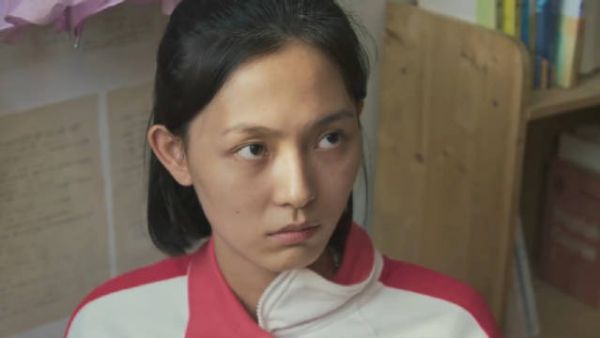 女高中生回家吋震惊地发现，父母居然拿着自己的内裤，仔细研究上面的分泌物