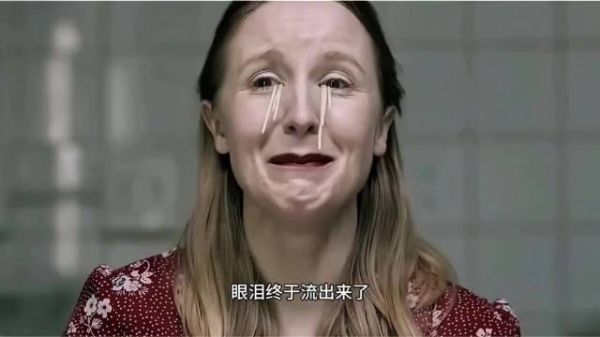 女孩为了利益抛弃母亲