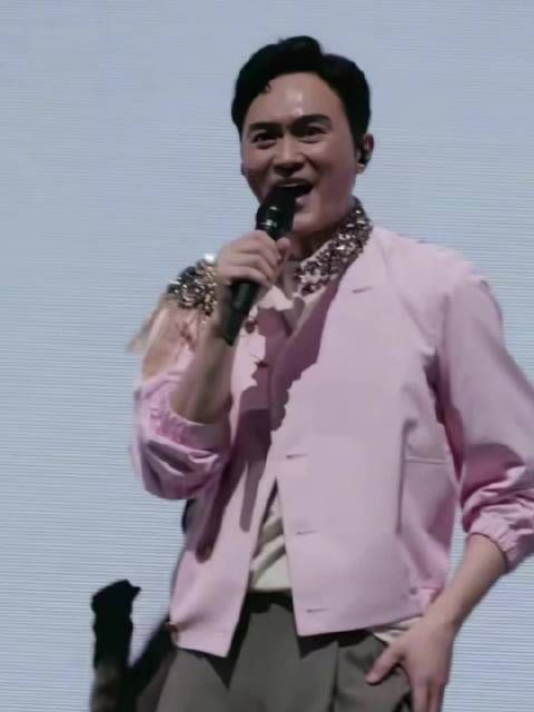 好多年没听张智霖唱歌，差点都忘了他以前也是歌星