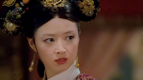 丽嫔被皇后带走，华妃坐立难安，叫来曹琴默商量对策