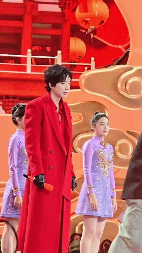 刘宇宁江苏卫视春晚开场曲花絮，易受惊的小猫，好可爱