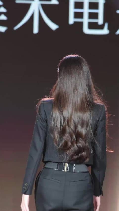 这样的娜扎既让人心疼更让人心动，一身黑衣却美得灵动！#古力娜扎