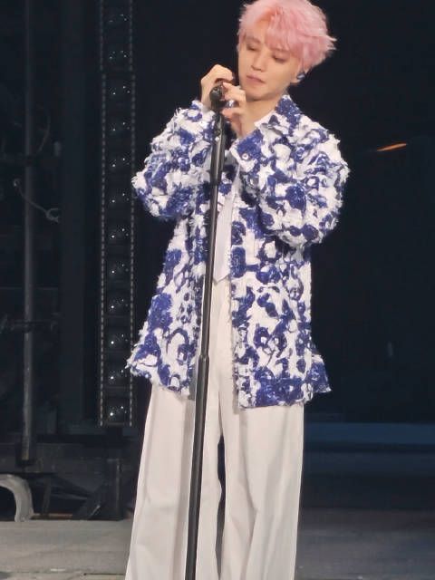 王俊凯演唱会调整话筒角度 细节曝光