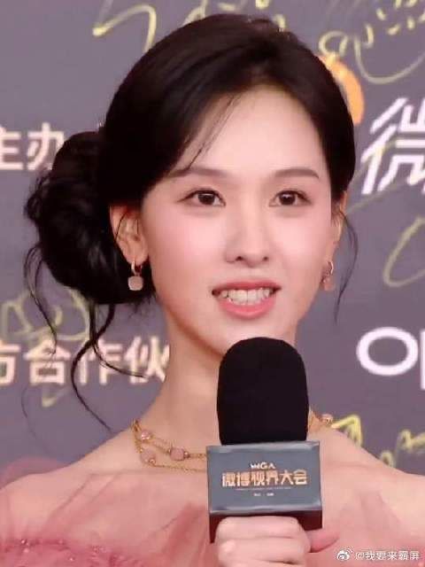 谁懂啊 镜头切到她脸的时候 我被美了一大跳