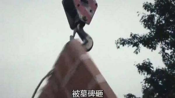 女孩参加母亲的葬礼，墓碑上却是女孩的名字
