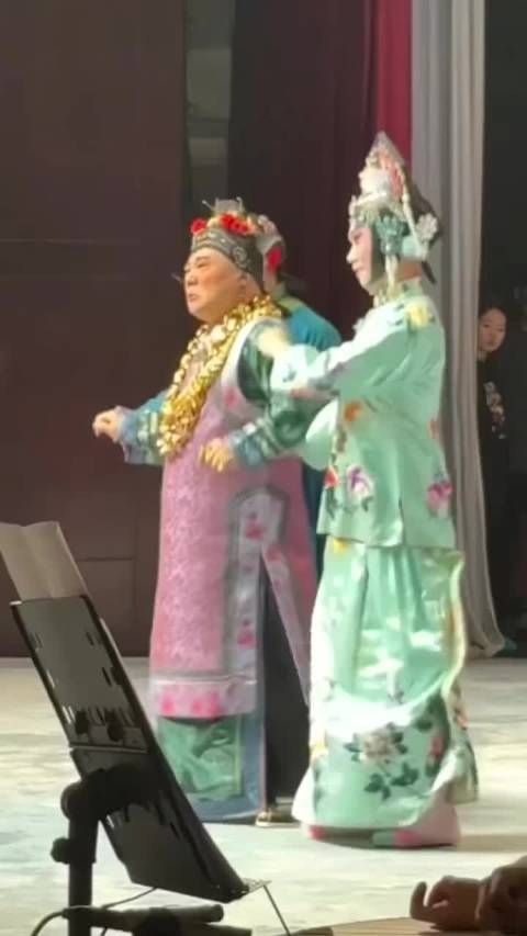 网友：我不管你是谁，赶快从郭老板身上下来，我还要听相声
