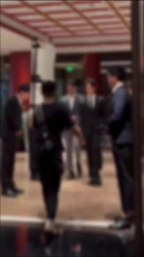戏内高冷霸总，综艺里腼腆拘谨，连本人都在发愁，这种处境还挺现实的