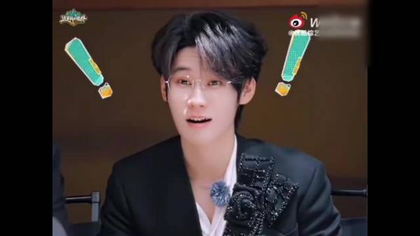 张真源密室门缝偷听，呆萌名场面登场