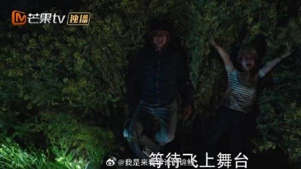 酒吧驻唱弟弟跟知心大姐姐晚上骑车摔进沟里，两人一起欢笑唱歌