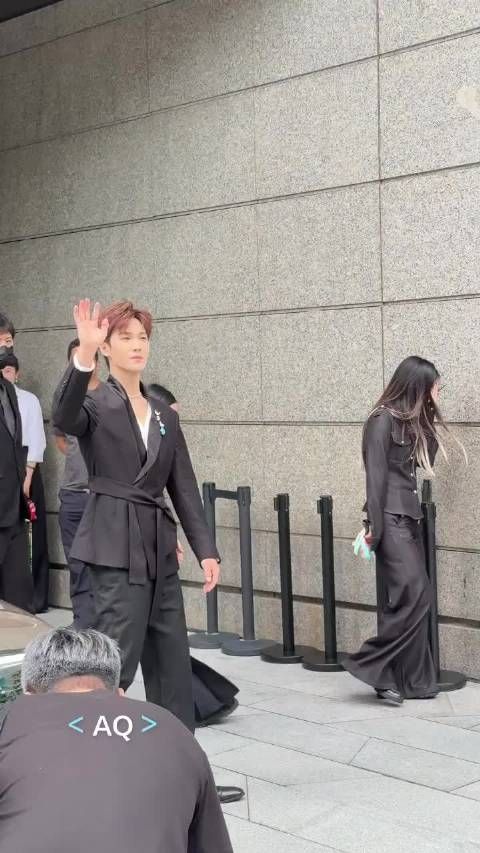 贵公子来的 李昀锐黑色绑带西装
